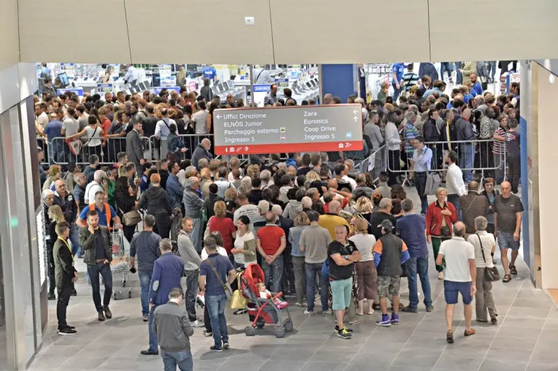 Elnòs, l'apertura del nuovo centro commerciale