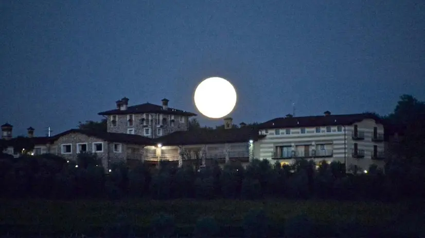 La luna piena nel cielo di Adro