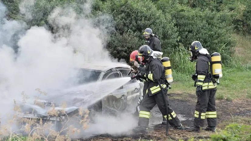 Auto in fiamme sulla A21