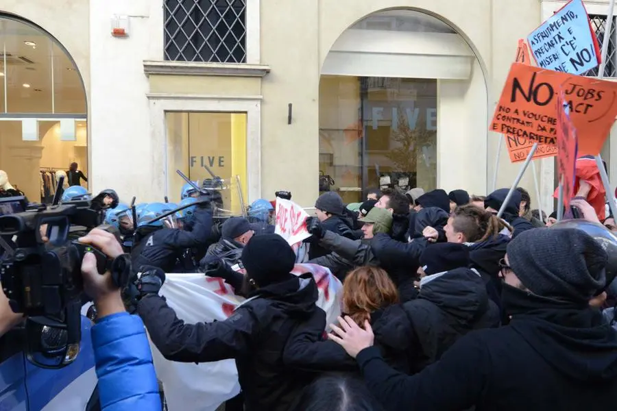 La manifestazione degli antagonisti