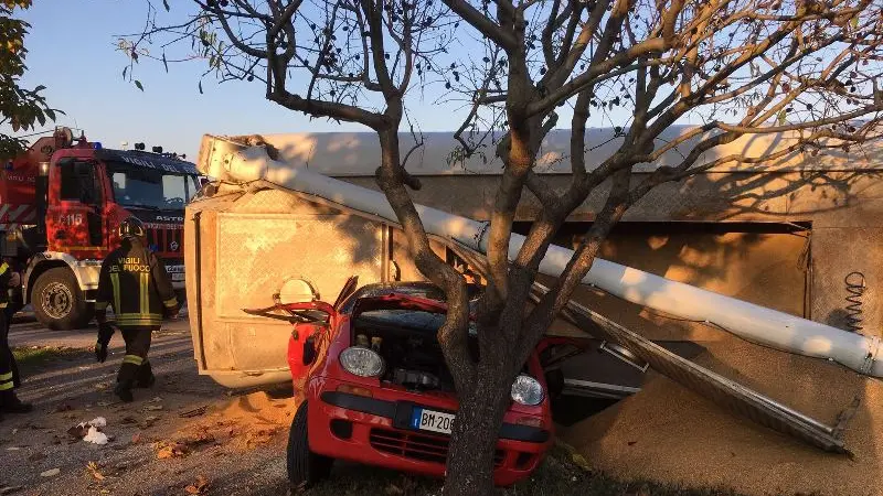 Pozzolengo, la vettura schiacciata dal Tir