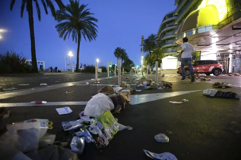 La scena dell'attentato a Nizza