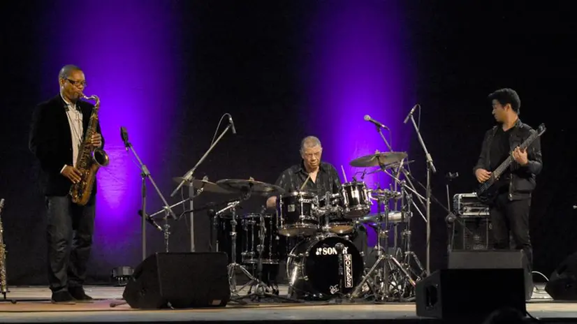 Jack DeJohnette in piazza Tebaldo Brusato