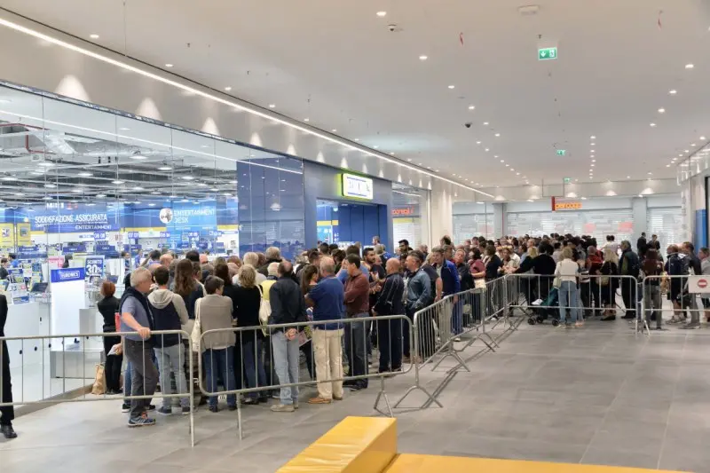 Elnòs, l'apertura del nuovo centro commerciale