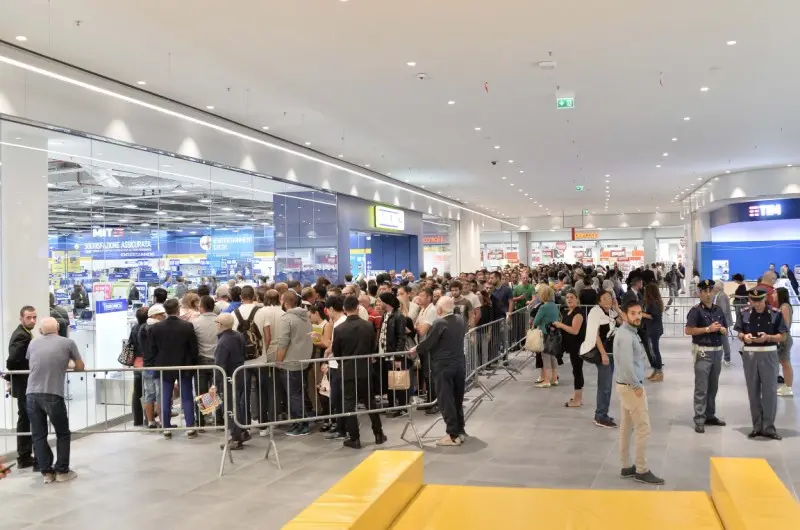 Elnòs, l'apertura del nuovo centro commerciale