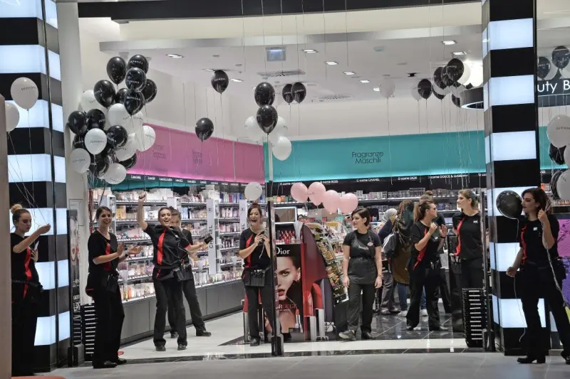 Elnòs, l'apertura del nuovo centro commerciale