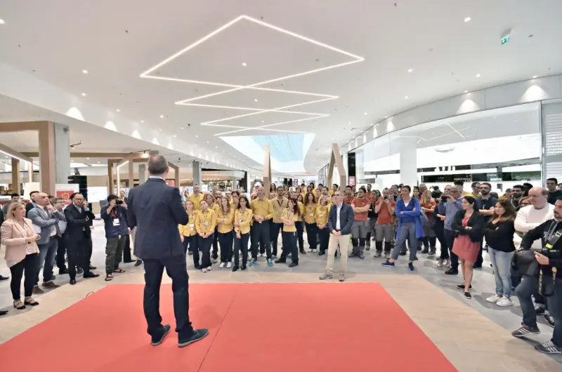 Elnòs, l'apertura del nuovo centro commerciale