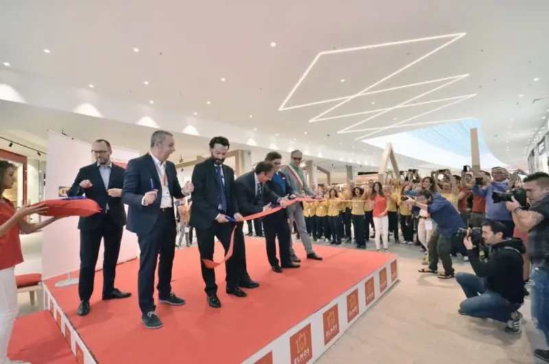 Elnòs, l'apertura del nuovo centro commerciale