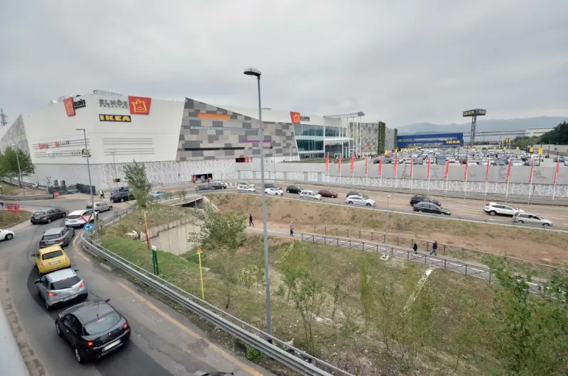 Elnòs, l'apertura del nuovo centro commerciale