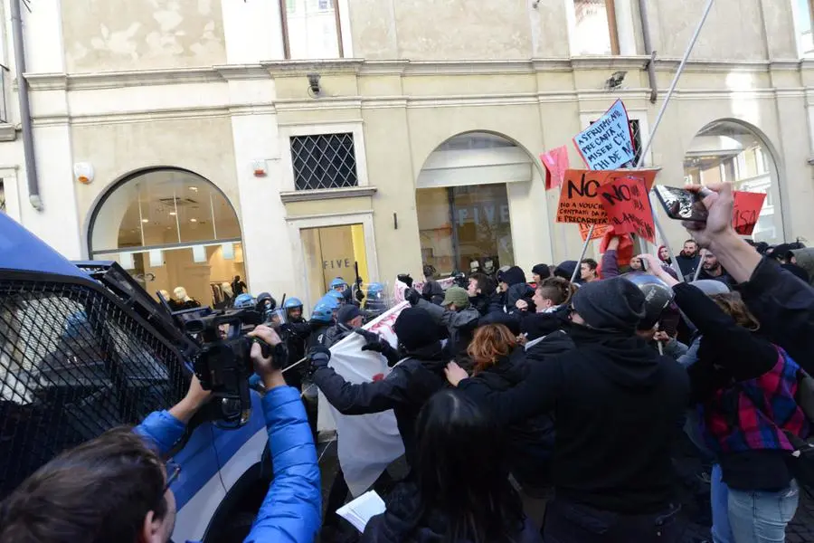 La manifestazione degli antagonisti