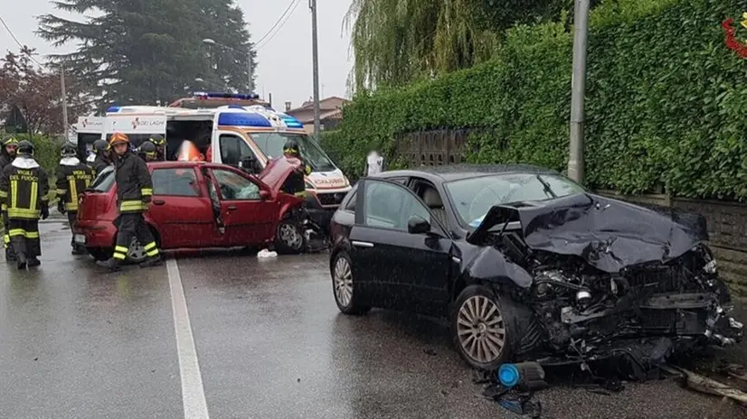 In primo piano l'Alfa Romeo di Renzo Bossi distrutta nello schianto