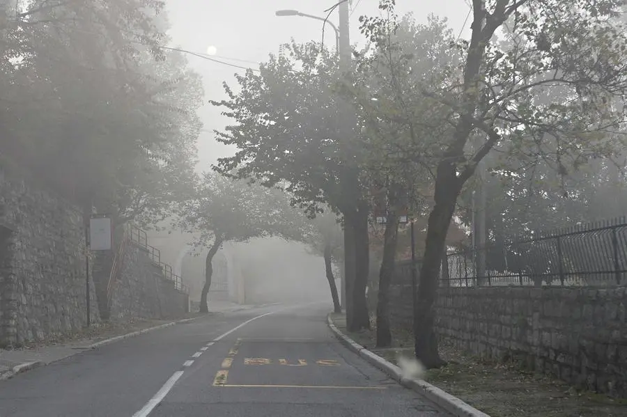 Prima nebbia sulla città e sulla Maddalena