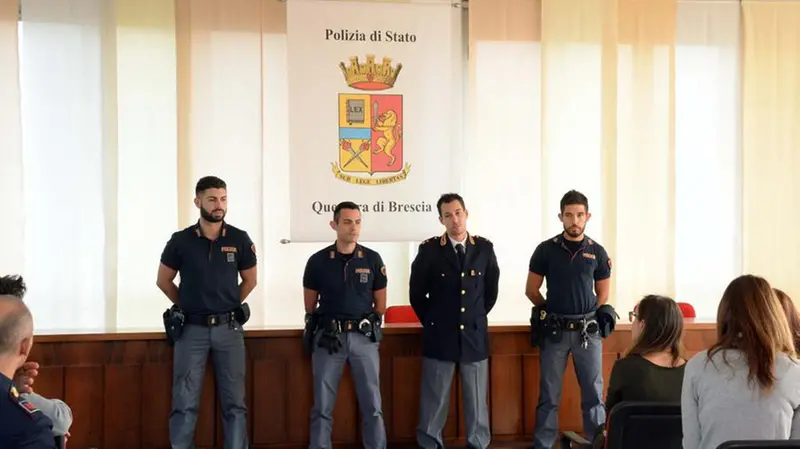Gli agenti che hanno salvato l'aspirante suicida