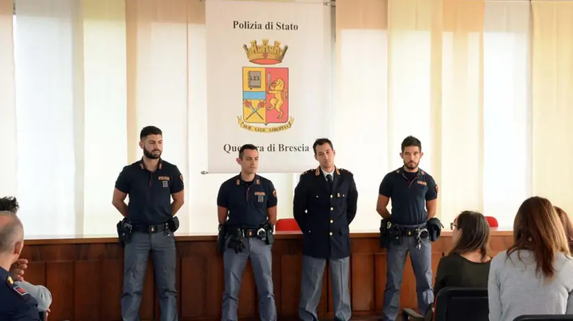 Gli agenti che hanno salvato l'aspirante suicida