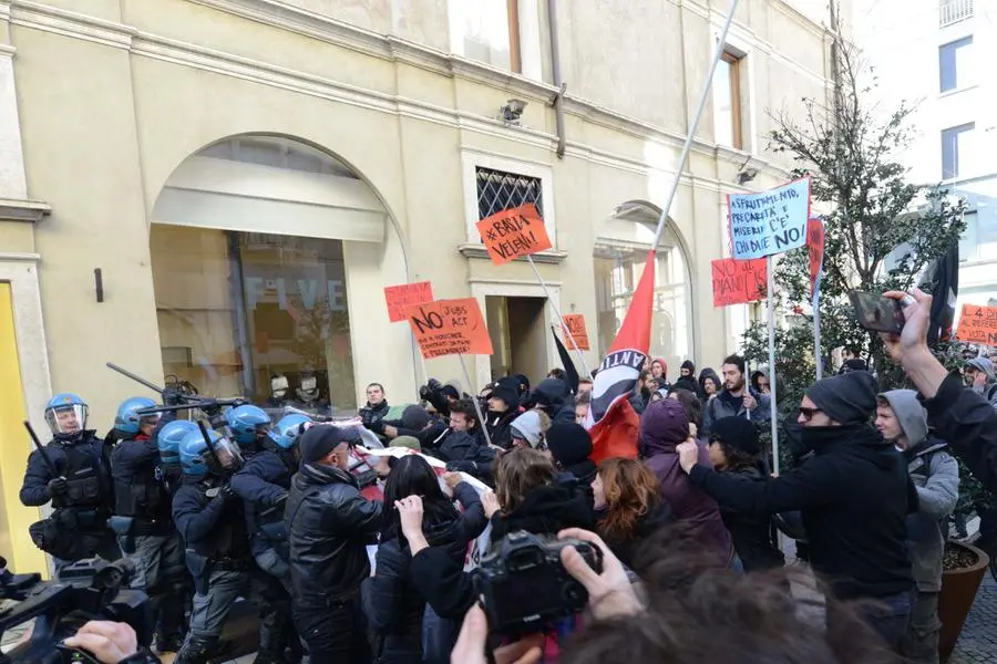 La manifestazione degli antagonisti