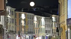 La Luna splende su corso Zanardelli - Foto Pierre Putelli/Neg © www.giornaledibrescia.it