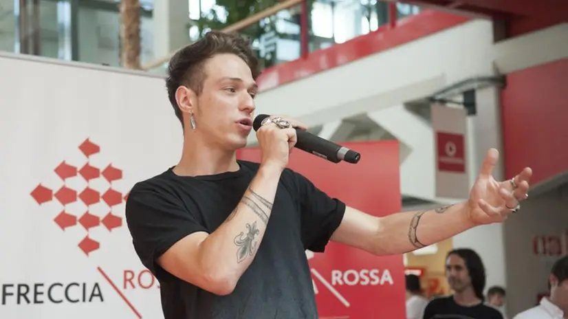 Marco Carta e Irama, il firma copie