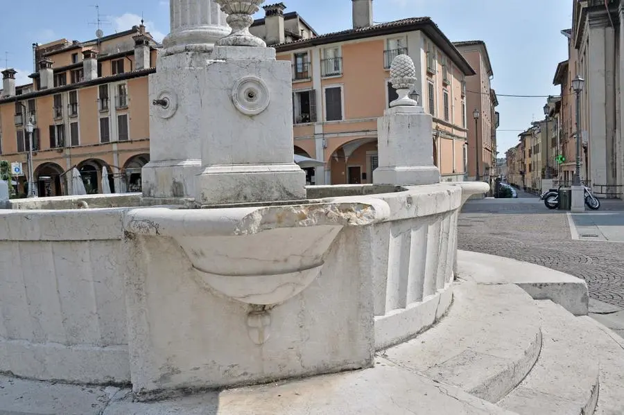 Vandali in piazza Mercato