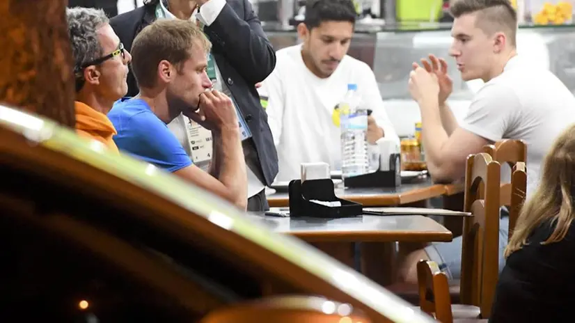 Alex Schwazer in un bar di Copacabana a Rio de Janeiro