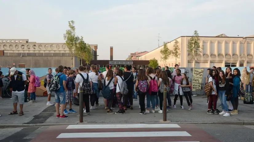 Ritorno in classe per gli studenti di Deledda e Calvino