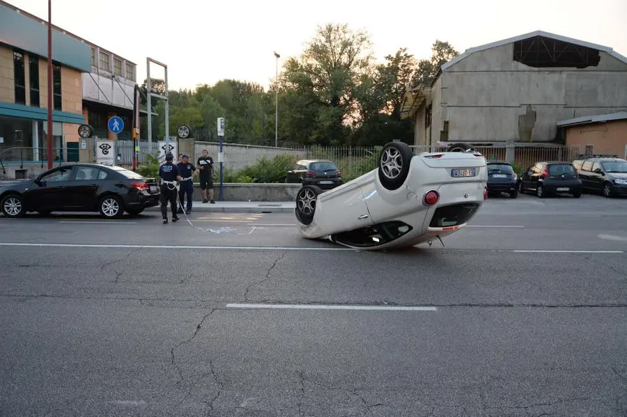 Via Triumplina, auto ribaltata e traffico in tilt