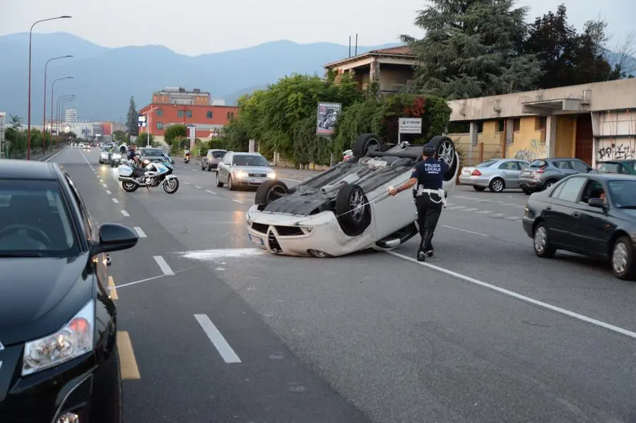 Via Triumplina, auto ribaltata e traffico in tilt