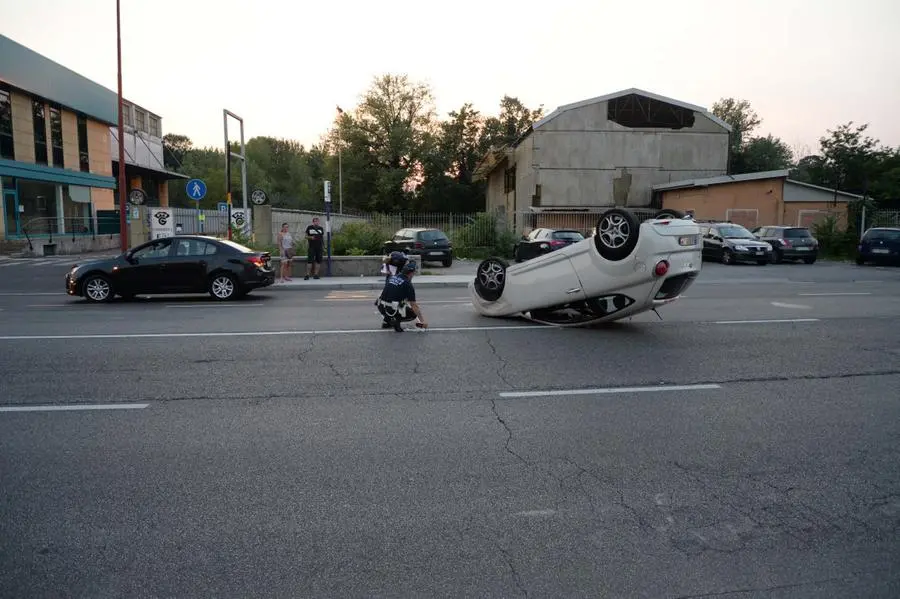 Via Triumplina, auto ribaltata e traffico in tilt