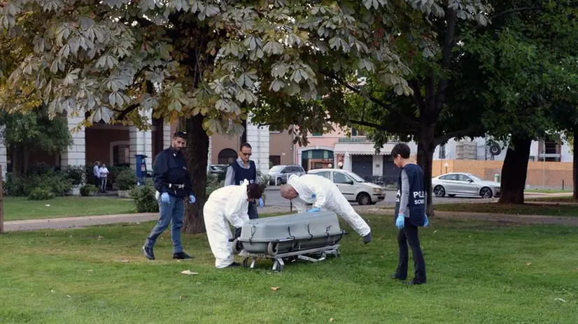Tragico ritrovamento nei giardini dell'ex Genio Civile