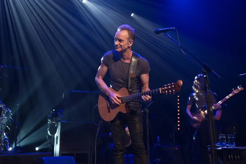 Sting durante il concerto al Bataclan ad un anno dalla strage