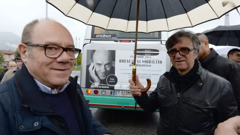 Verdone e gli Stadio sul bus e in metropolitana per Amatrice