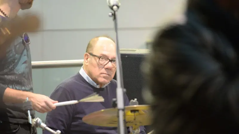 Verdone alla batteria in concerto con gli Stadio in metrò