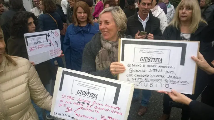 La protesta davanti al Tribunale