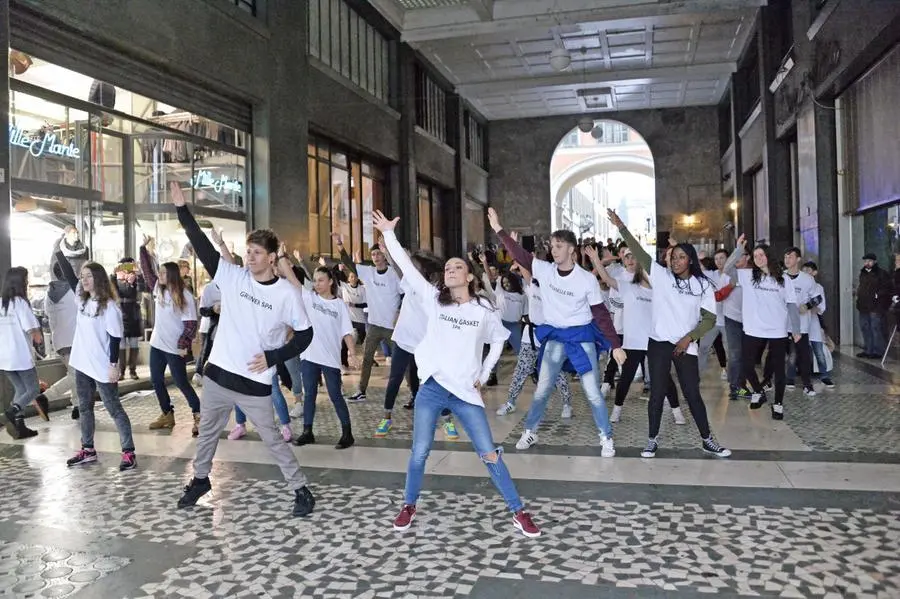 Il flash mob in piazza Vittoria