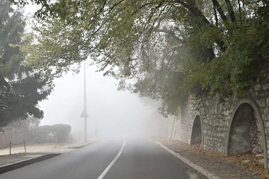 La nebbia in città - Foto © www.giornaledibrescia.it