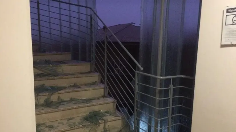 La vetrata abbattuta a Montichiari
