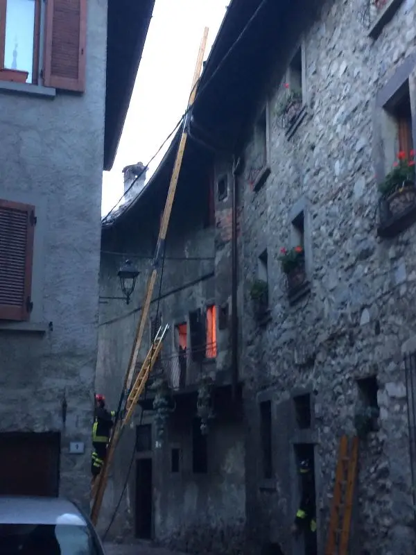 Fiamme in centro a Breno