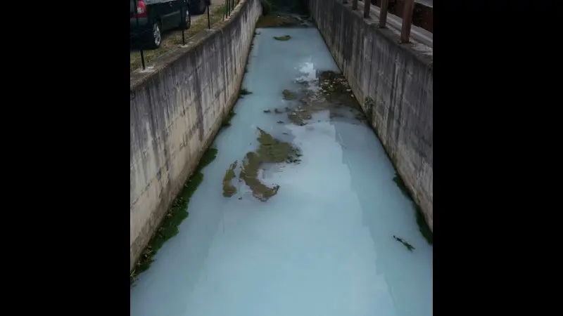 Il liquido bianco nel torrente La Canale