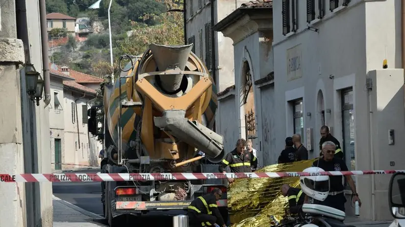 Ciclista travolta da betoniera, tragedia a Mompiano