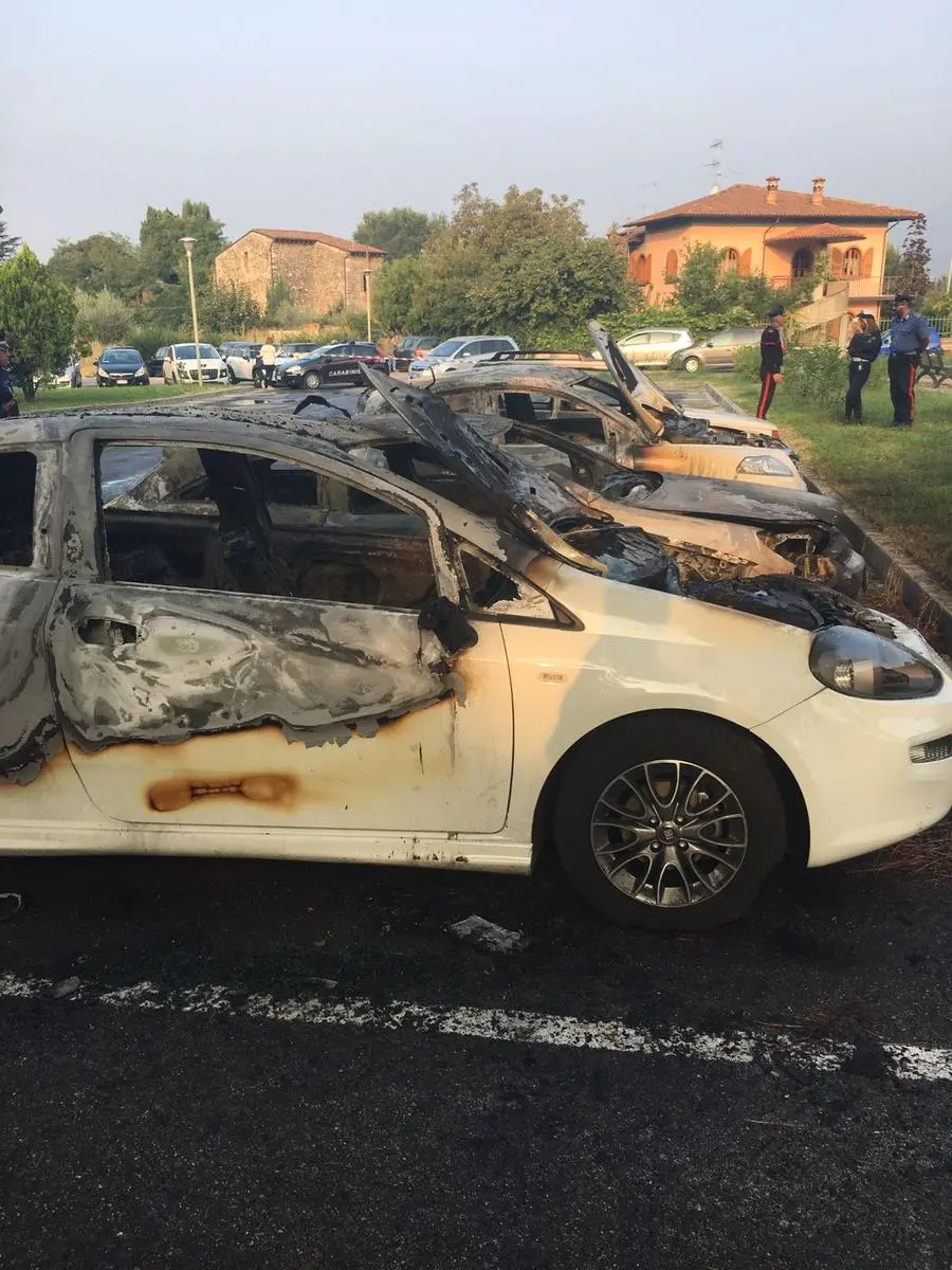 Le auto danneggiate dalle fiamme