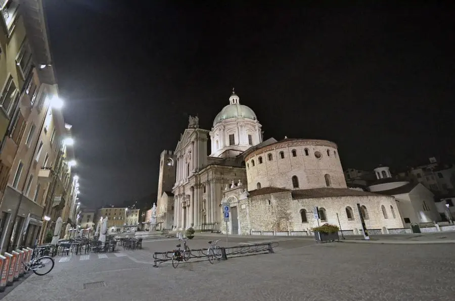 La nuova illuminazione in piazza Paolo VI