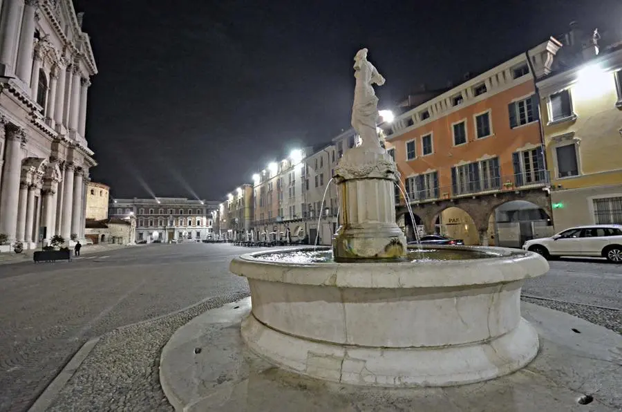 La nuova illuminazione in piazza Paolo VI