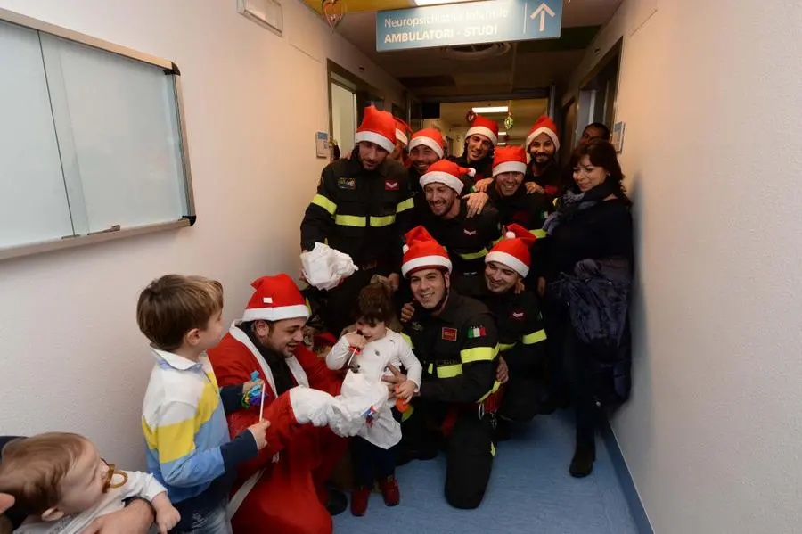 I Vigili del Fuoco aiutanti di Babbo Natale alla Pediatria del Civile