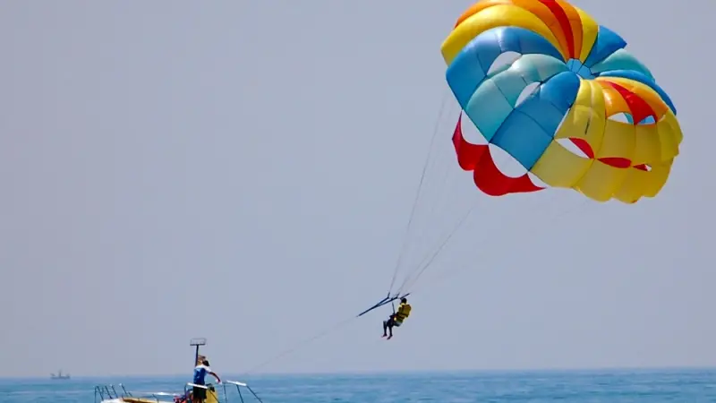 Un esempio di parasailing (foto tratta da: watersportslloret.com)