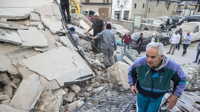 Terremoto, paura e sgomento sui volti dei sopravvissuti