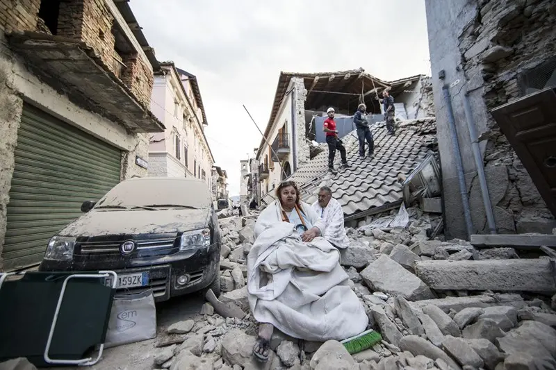 Terremoto, paura e sgomento sui volti dei sopravvissuti