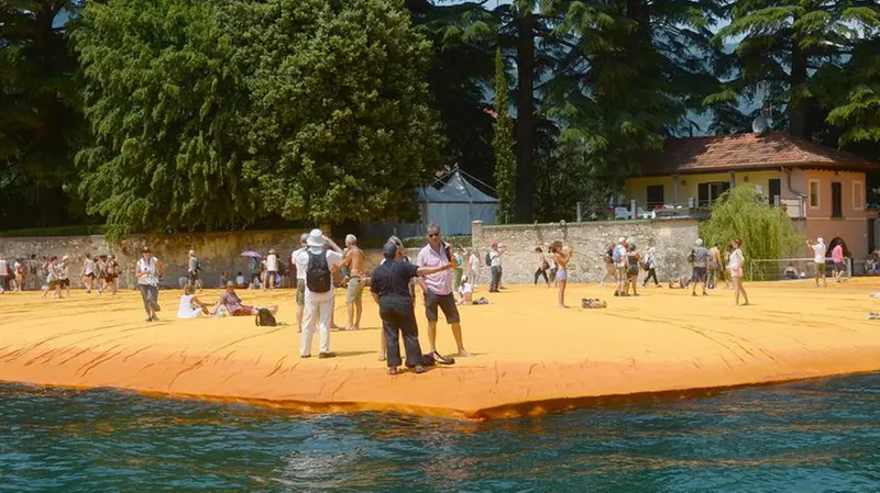 The Floating Piers dalla barca