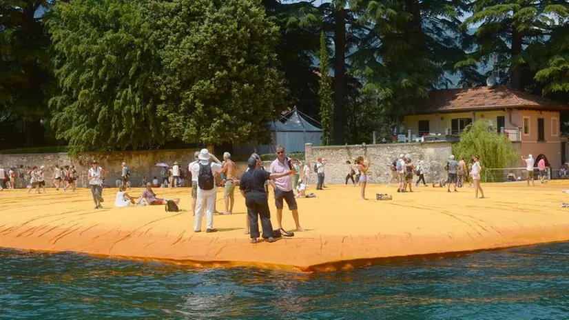 The Floating Piers dalla barca