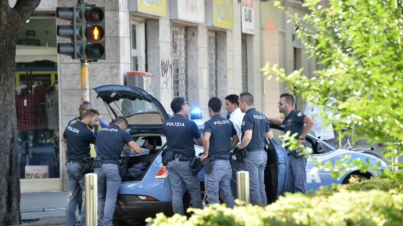 Baby scippatore bloccato dai passanti