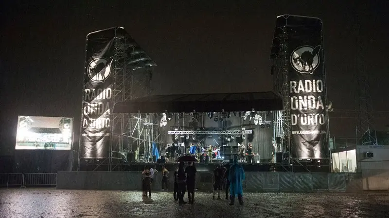 La pioggia ferma il metal