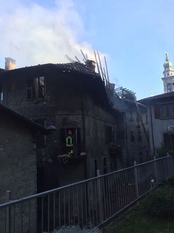 Fiamme in centro a Breno